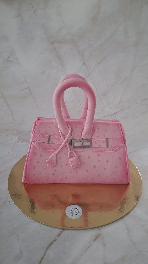 Torte in Form einer rosa Handtasche mit Fondantgriffen und Schloss